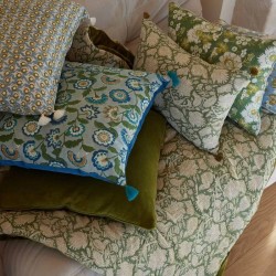 Housse de coussin Chandra Kaki imprimé vert fleuri avec pompons Bonheur du Jour