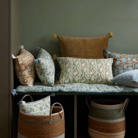 Housse de coussin Anjali Olive imprimé vert olive fleuri avec pompons Bonheur du Jour